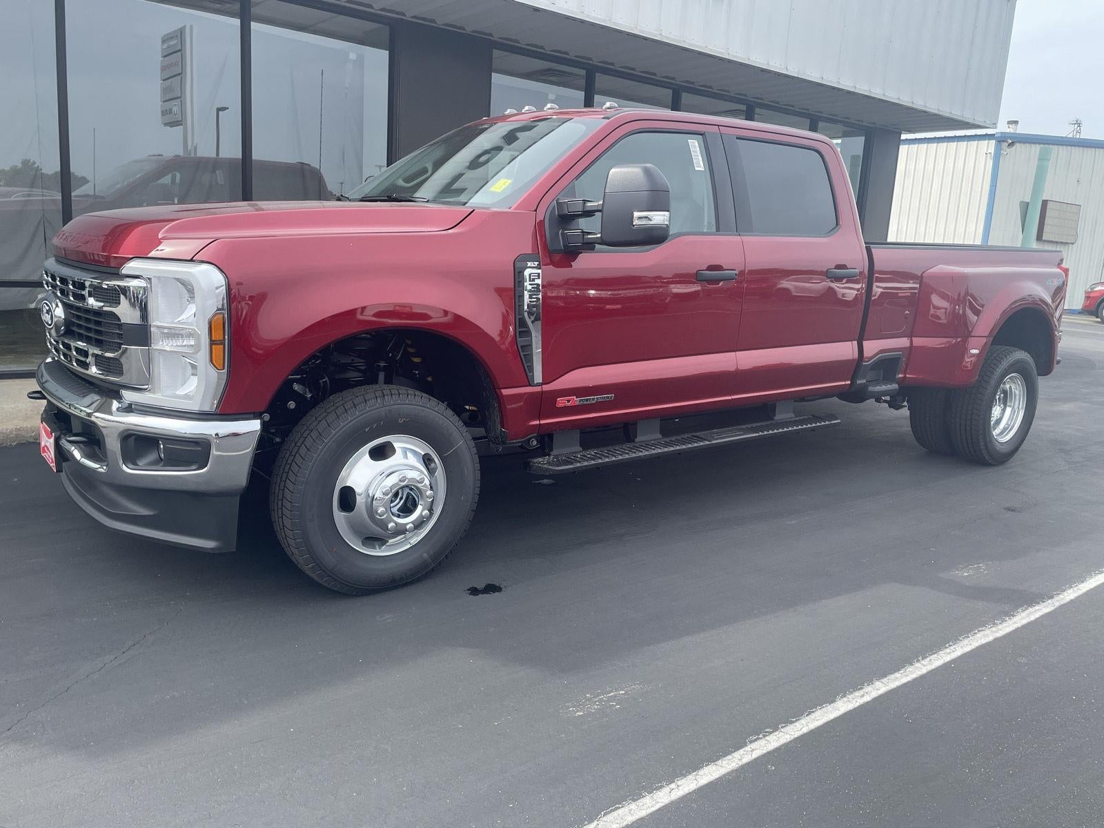 2027 Ford Super Duty F-350 DRW XLT