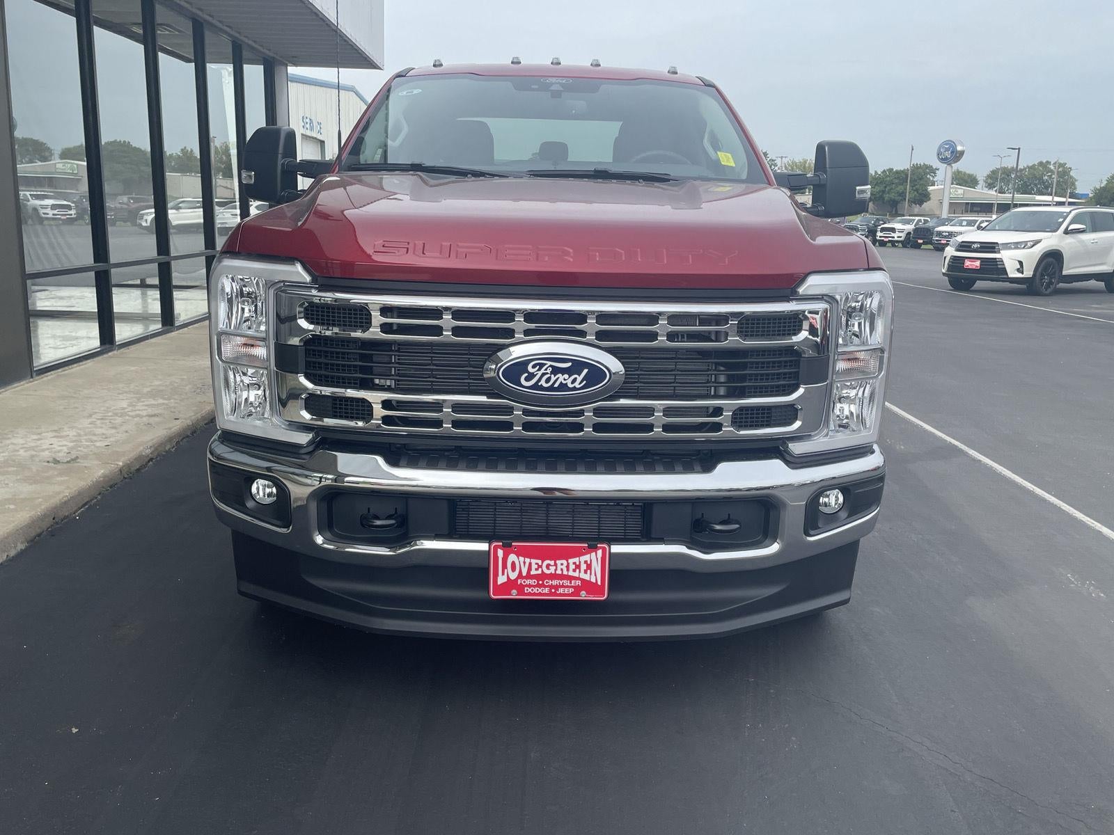 2027 Ford Super Duty F-350 DRW XLT